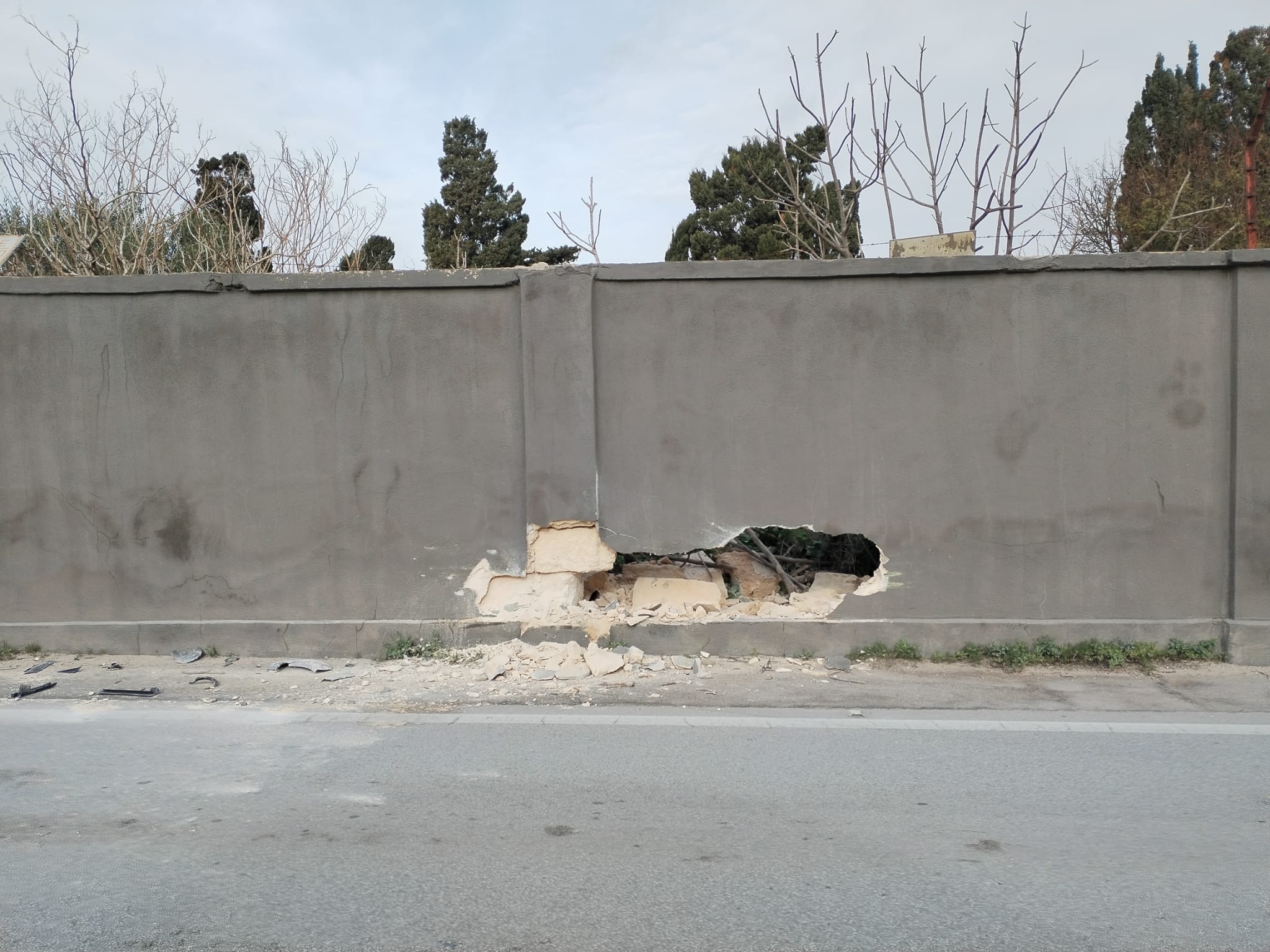 Marsala auto sfonda il muro dell Aeronautica in contrada Spagnola