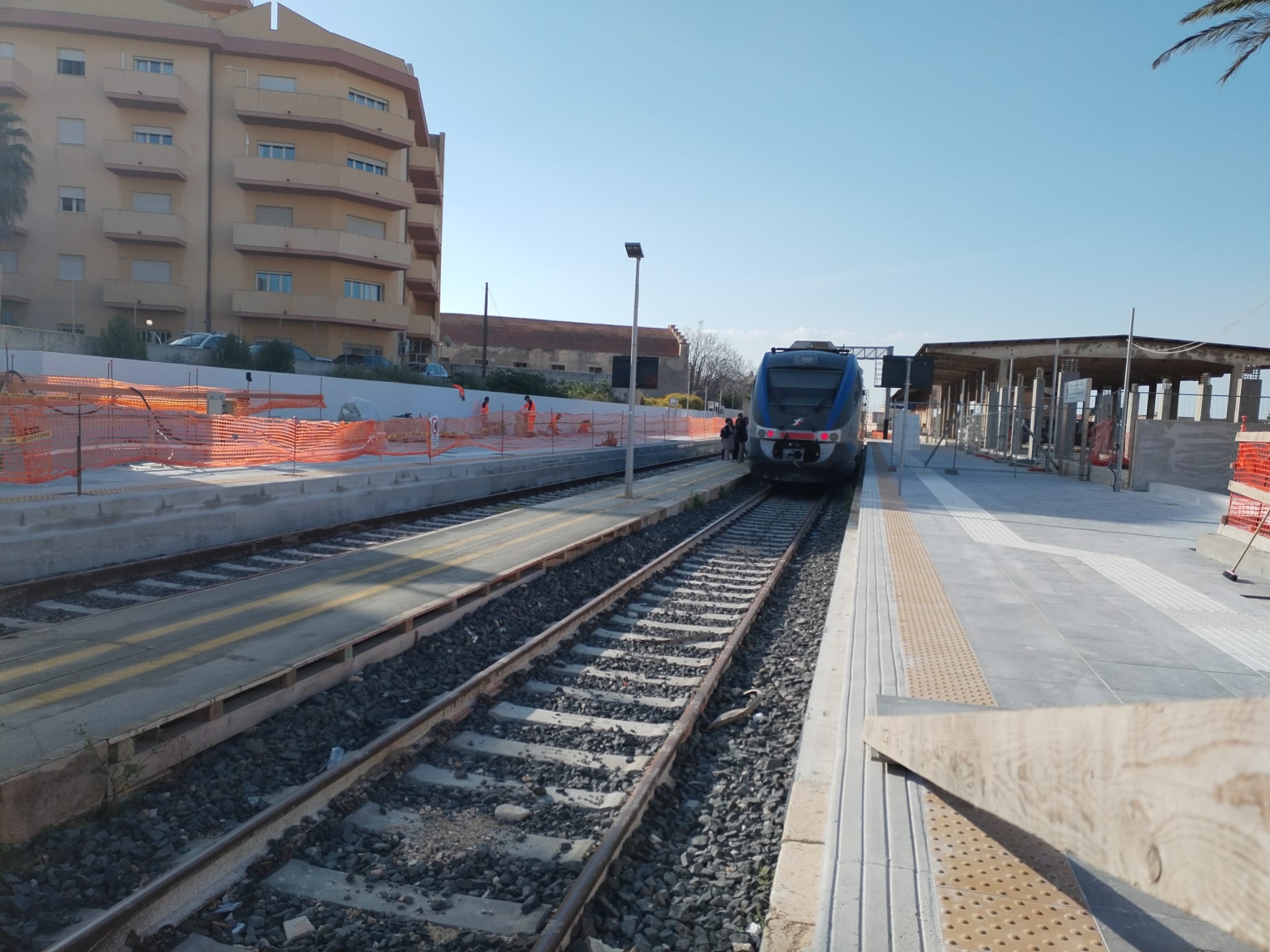  /></p>
<p><strong>Una stazione senza treni</strong><br>
È il grande paradosso di Marsala: una stazione in piena fase di ammodernamento, ma quasi del tutto priva di traffico ferroviario. I treni in partenza o in arrivo sono pochi, con orari limitati e destinazioni circoscritte. Per molti cittadini, la stazione è diventata più un cantiere che un vero nodo di scambio. E anche i viaggiatori occasionali si trovano spesso disorientati davanti a binari vuoti e locali chiusi. L’auspicio è che, una volta completati gli interventi, alla riqualificazione della struttura corrisponda anche un rilancio effettivo del servizio ferroviario.</p>
					
<p><strong>Tumbarello: “Lavori conclusi entro marzo 2026, forse anche prima”</strong><br>
Sullo stato dell’intervento abbiamo chiesto al vicesindaco e assessore ai Lavori Pubblici, Giacomo Tumbarello, che ha seguito da vicino l’evoluzione del cantiere: “Ho incontrato i tecnici delle Ferrovie – ha dichiarato – e mi hanno confermato che l’obiettivo è completare i lavori entro marzo 2026, ma c’è la concreta possibilità che si finisca anche prima.”</p>
<p><strong>Un progetto da 2,3 milioni per rilanciare la stazione</strong><br>
L’intervento rientra all’interno del programma “Easy e Smart Station” finanziato con fondi del PNRR, e prevede un investimento complessivo di circa 2,3 milioni di euro. Obiettivo: rendere la stazione più efficiente, moderna e accessibile. I lavori comprendono la realizzazione di un sottopasso pedonale dotato di due ascensori, l’innalzamento dei marciapiedi, l’inserimento di percorsi e mappe tattili per le persone non vedenti. Saranno ristrutturati il prospetto del fabbricato viaggiatori, la copertura e la pensilina. Verranno inoltre rifatti gli impianti di illuminazione delle aree esterne e dei prospetti, così come i servizi igienici. Anche l’area esterna sarà interessata da un intervento di rigenerazione urbana, con il restyling di Viale Fazio e l’inserimento di arredi per rendere l’ingresso alla stazione più accogliente.</p>
<p style=