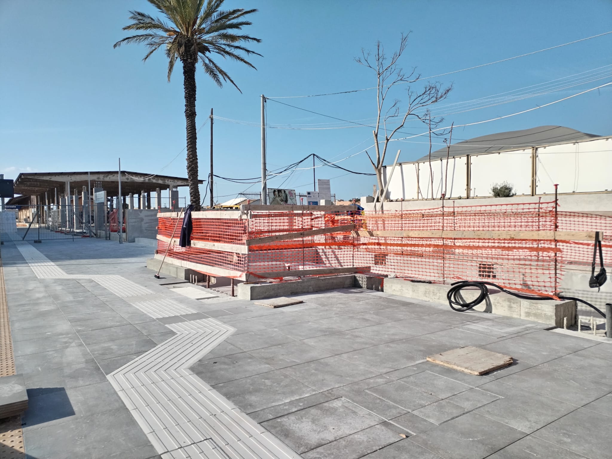  /></p>
<p><strong>Verso l’interscambio con l’aeroporto</strong><br>
Oltre al progetto principale, è in cantiere anche un secondo intervento di rilievo: la rigenerazione dell’ex scalo merci di Marsala. Si tratta di un progetto, sempre finanziato con fondi PNRR, che prevede la realizzazione di un collegamento diretto con il “Vincenzo Florio” di Birgi, dove si sta costruendo una “stazione leggera”, una fermata, che servirà i viaggiatori che arrivano e partono dall'aeroporto trapanese.</p>
<p> </p><div style=