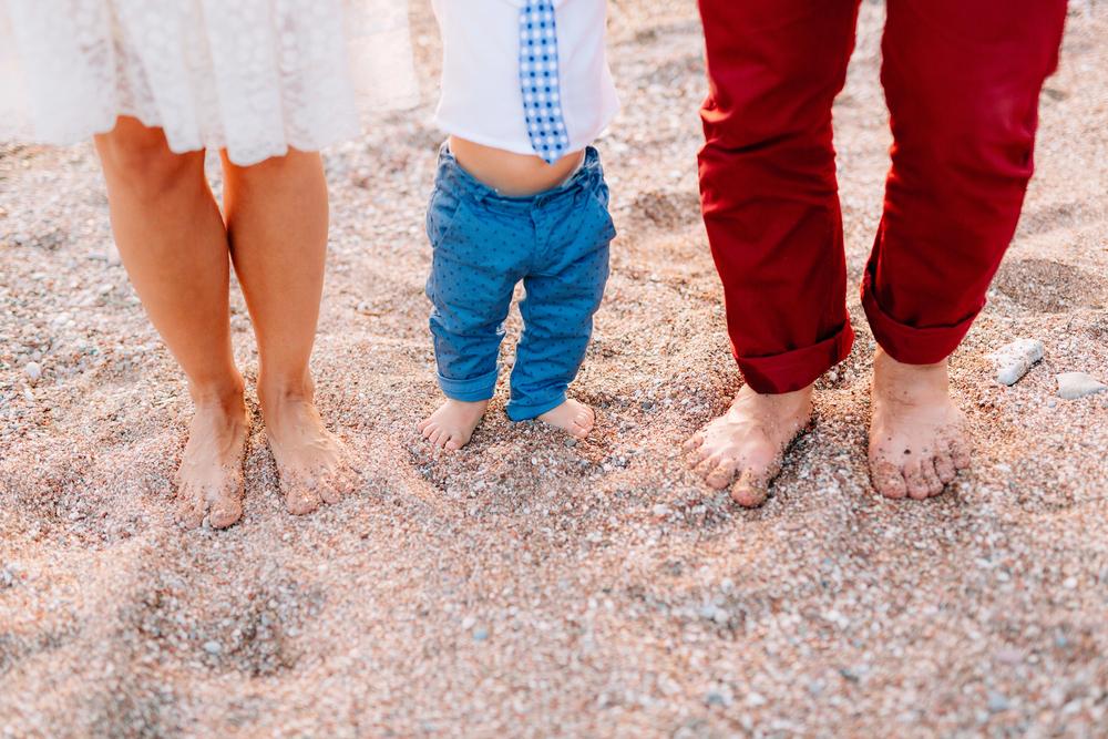 Genitori con bambini in spiaggia. Vacanze in famiglia in Montenegro