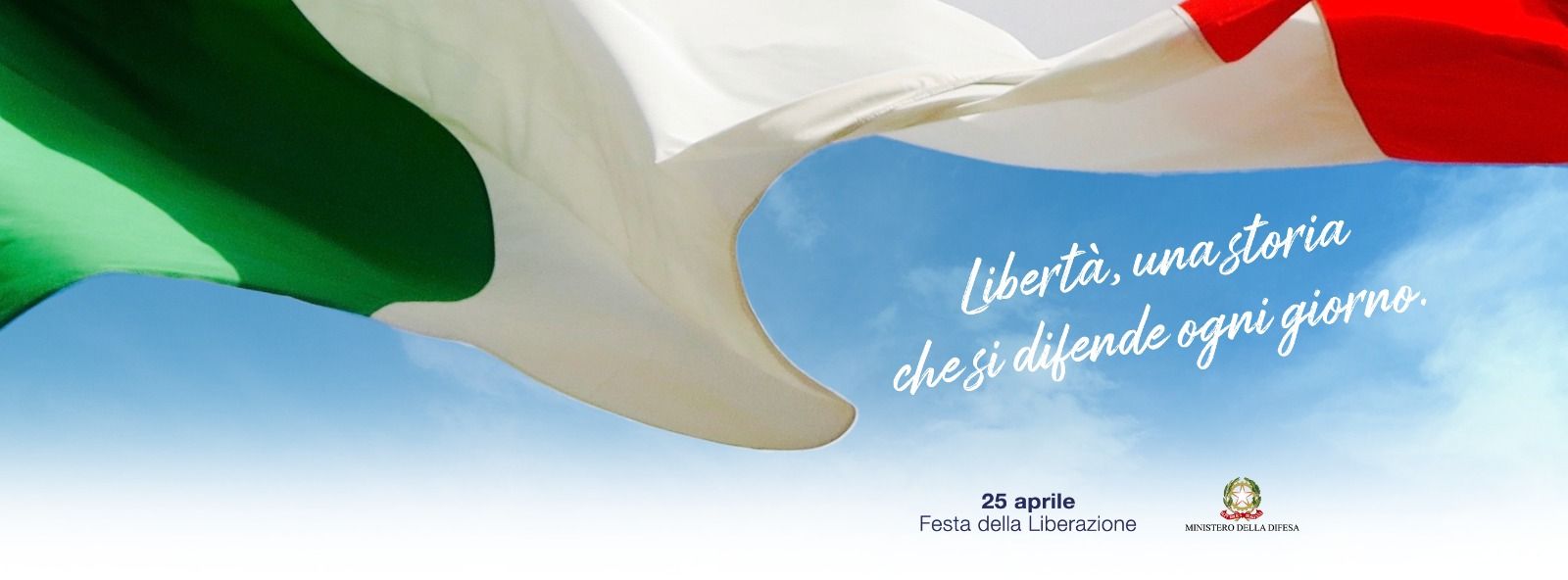 /></p>
<p><strong>Le celebrazioni nella provincia di Trapani: dodici Comuni in piazza</strong><br>
Le commemorazioni del 25 aprile si estendono in tutta la provincia di Trapani, coinvolgendo dodici Comuni che hanno scelto di onorare la giornata con eventi ufficiali, cortei, concerti, proiezioni e cerimonie civili. Un dato significativo, che racconta la vitalità dell’antifascismo nelle realtà locali.</p>
<p>Tra gli appuntamenti principali: Trapani: cerimonia ufficiale dell’ANPI in Piazza Martiri d’Ungheria alle 9:30; Erice: raduno e corteo in Via Lungaro alle 11:30; Favignana: celebrazioni in Piazza Vittorio Emanuele alle 11:00; Mazara del Vallo: ritrovo alle 9:00 in Via Dante Fiorentino; Paceco, Alcamo, Pantelleria, Salemi (con fiaccolata il 24 aprile), Valderice (che celebra il 28 aprile) completano una rete di iniziative coordinate con ANPI, scuole e amministrazioni locali.</p>
<p><strong>Polemiche e politica: la “sobrietà” chiesta dal governo e la risposta dell’opposizione</strong><br>
In un clima già carico di emozione per la morte di Papa Francesco, la richiesta del governo – avanzata dal Ministro Nello Musumeci – di celebrare il 25 aprile “con sobrietà” e bandiere a mezz’asta ha sollevato un forte dissenso tra le forze politiche di opposizione e numerose organizzazioni della società civile.</p>
<p>Secondo molti, la richiesta istituzionale rischia di trasformarsi in una forma di censura indiretta, volta a ridimensionare l’importanza storica del 25 aprile. Il Partito Democratico ha parlato di “strumentalizzazione del lutto”, mentre Angelo Bonelli (Verdi-Sinistra) ha accusato il governo di tentare di “sbiadire il significato della Resistenza”. Anche Nicola Fratoianni e Riccardo Magi si sono detti contrari a “un’interpretazione minimalista della storia italiana”.</p>
<p>Non meno dura la posizione di Rifondazione Comunista, che invita a partecipare “con ancora più forza e speranza”, e dei Radicali Italiani, che attraverso Filippo Blengino hanno esortato i sindaci a disobbedire all’ordine del mezz’asta.</p>
<p><strong>L’ANPI: “Il 25 aprile non si cancella, la memoria è il cuore della democrazia”</strong><br>
In risposta al clima teso, l’ANPI nazionale ha voluto ribadire con fermezza il valore del 25 aprile, confermando tutte le manifestazioni previste in Italia: “Non esiste alternativa alla memoria. Il lutto per il Papa è condiviso, ma non può oscurare la ricorrenza fondativa della Repubblica”.</p>
<p>L’associazione ha ribadito la necessità di distinguere tra rispetto istituzionale e dovere civico, ricordando che il 25 aprile è il cuore della nostra identità democratica. E proprio nei territori come Marsala, Castelvetrano e Castellammare, si è vista una risposta corale da parte delle comunità, che hanno scelto di celebrare con dignità, partecipazione e passione.</p>
<p><strong>80 anni dopo, il popolo italiano torna nelle piazze</strong><br>
A 80 anni dalla Liberazione, l’Italia resiste ancora, non solo nella memoria, ma nella prassi quotidiana della democrazia. In una giornata segnata da lutti solenni e da polemiche accese, la società civile ha scelto di esserci, in massa, nelle piazze, nelle scuole, nei municipi. Le voci dei giovani, degli studenti, delle associazioni e dei lavoratori si sono unite a quelle dei testimoni della Resistenza, in un abbraccio generazionale che restituisce senso a una parola spesso dimenticata: libertà.</p><div style=